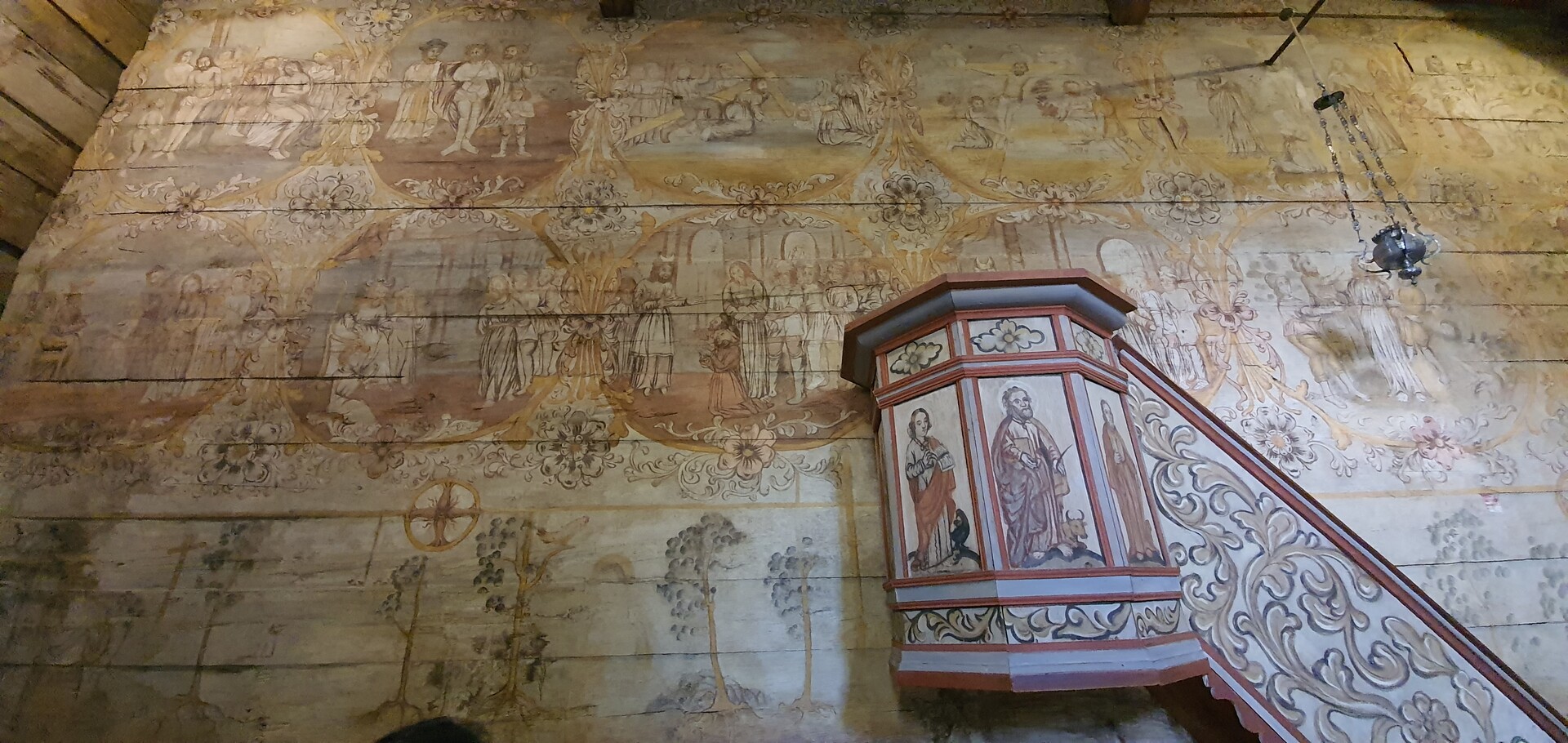 Wnętrze Kościoła św. Leonarda w Lipnicy Murowanej. Widok drewnianej ambony pokrytej malarską dekoracją.
