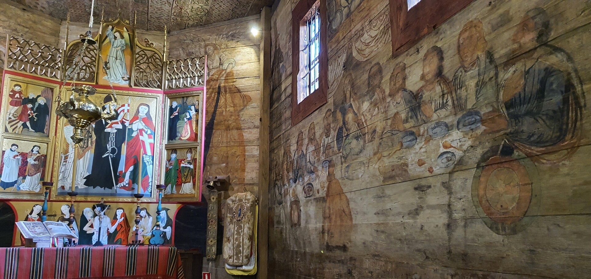 Wnętrze Kościoła św. Leonarda w Lipnicy Murowanej. Widok polichromi na ścianie prezbiterium przedstawiający Ostatnią Wieczerzę.