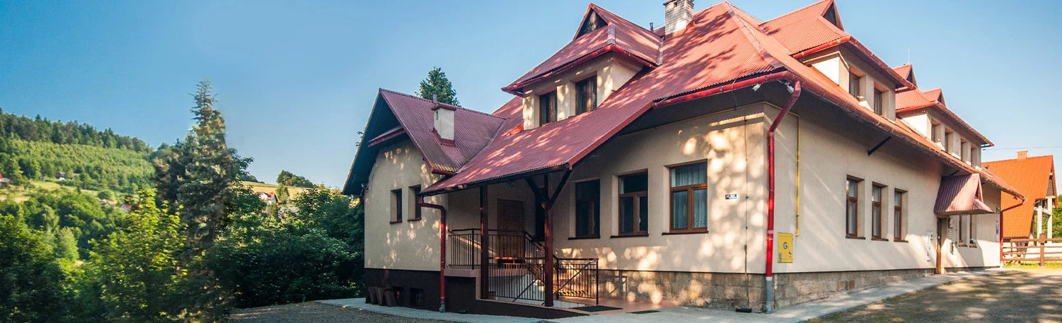 Schronisko z zewnątrz.