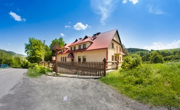 Budynek Schroniska w Rozdzielu widoczny od strony drogi gminnej.